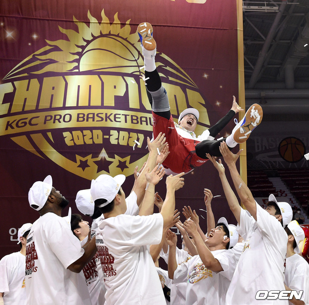 9일 경기도 안양실내체육관에서 열린 ‘2020~2021 현대모비스 프로농구' 챔피언결정전 4차전 안양 KGC 인삼공사와 전주 KCC 이지스의 경기 후 MVP를 차지한 KGC 주장 양희종이 선수들에게 헹가래를 받고 있다. /sunday@osen.co.kr