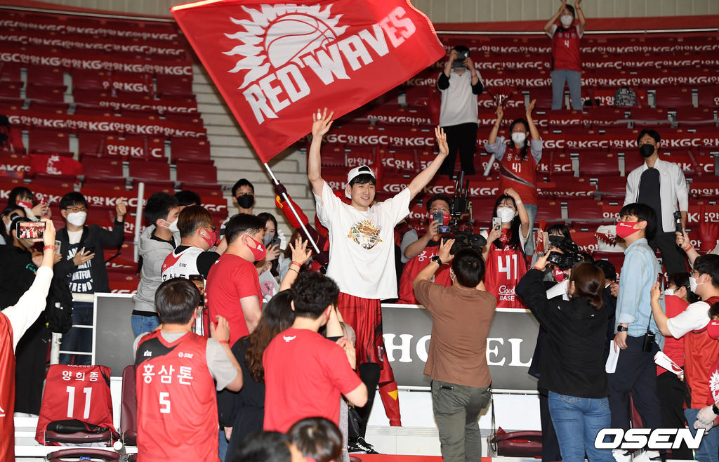 9일 경기도 안양실내체육관에서 열린 ‘2020~2021 현대모비스 프로농구' 챔피언결정전 4차전 안양 KGC 인삼공사와 전주 KCC 이지스의 경기 후 우승을 차지한 KGC 문성곤이 우승 세리머니를 하고 있다. /sunday@osen.co.kr