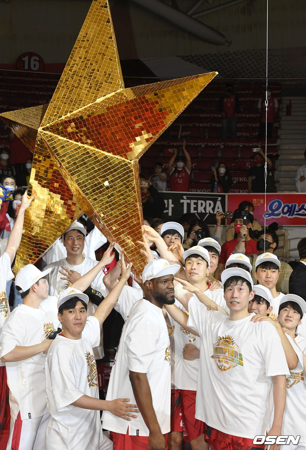 9일 경기도 안양실내체육관에서 열린 ‘2020~2021 현대모비스 프로농구' 챔피언결정전 4차전 안양 KGC 인삼공사와 전주 KCC 이지스의 경기 후 우승을 차지한 KGC 선수들이 우승 세리머니를 하고 있다. /sunday@osen.co.kr