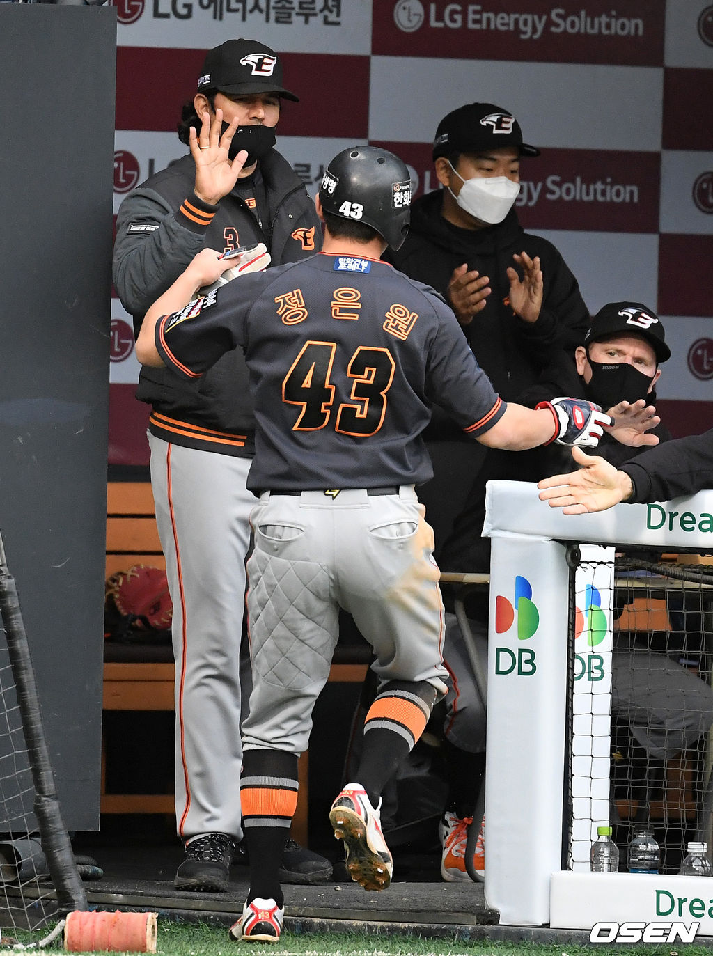 한화 정은원이 득점에 성공하며 수베로 감독과 하이파이브를 하고 있다.  /jpnews@osen.co.kr