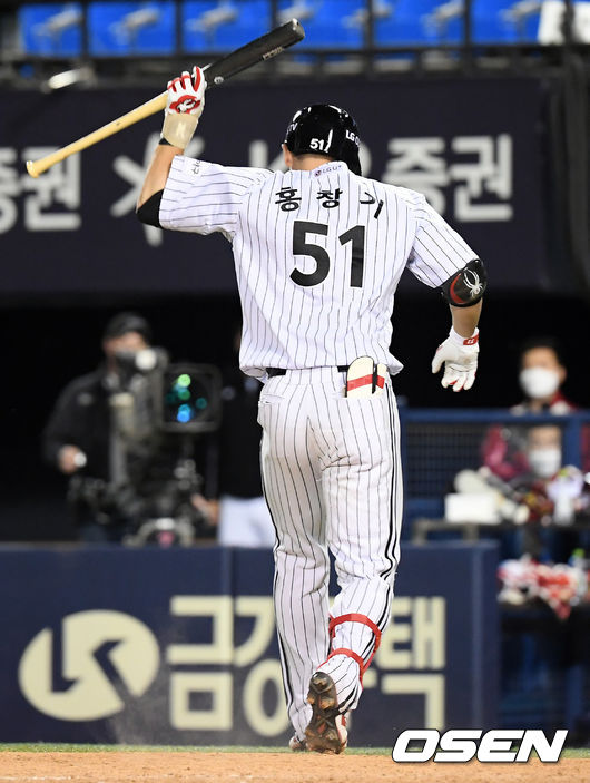 8회말 2사 만루 LG 홍창기가 한화 정우람에게 삼진을 당한 뒤 배트를 던지며 항의하고 있다. /cej@osen.co.kr