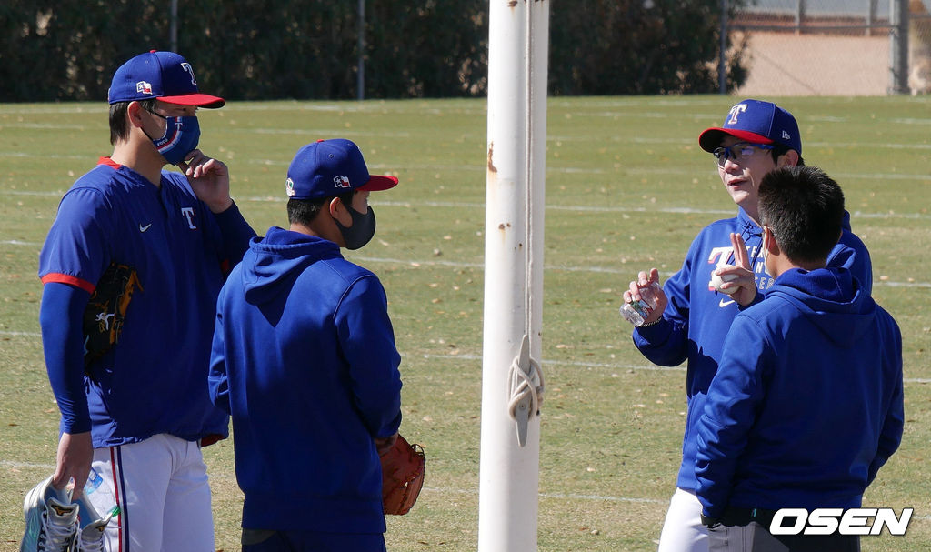 [OSEN=서프라이즈(미 애리조나주), 이사부 통신원] 지난 2월 텍사스 레인저스의 스프링 캠프에서 통역을 사이에 두고 대화를 나누고 있는 양현종(오른쪽 위)과 아리하라 코헤이(왼쪽)  /lsboo@osen.co.kr
