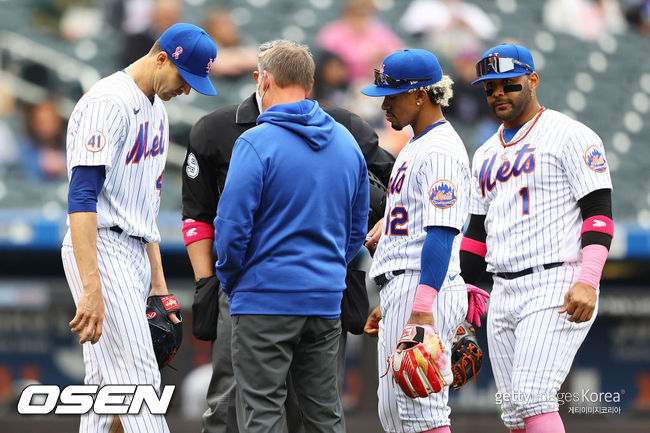 [사진] 뉴욕 메츠의 제이콥 디그롬(왼쪽)이 10일(한국시간) 시티 필드에서 벌어진 애리조나와의 경기 6회를 앞두고 마운드에서 트레이너와 상의하고 있다.ⓒGettyimages(무단전재 및 재배포 금지)