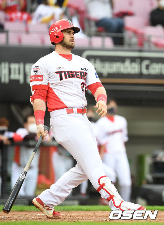 지난 5월 8일 광주-기아 챔피언스필드에서 ‘2021 신한은행 SOL KBO 리그’ KIA 타이거즈와 두산 베어스의 경기가 열렸다. 3회말 무사 1,2루 KIA 터커가 시즌 1호 역전 스리런 홈런을 때려내고 있다. /youngrae@osen.co.kr