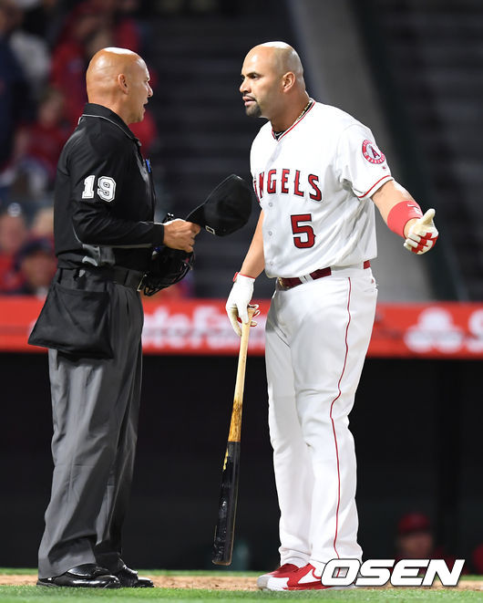 에인절스 푸홀스가 구심의 삼진 판정에 항의하다 퇴장당하고 있다. / youngrae@osen.co.kr