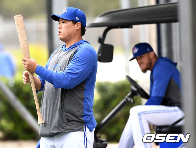토론토 류현진이 배트를 들고 살펴보고 있다. /dreamer@osen.co.kr