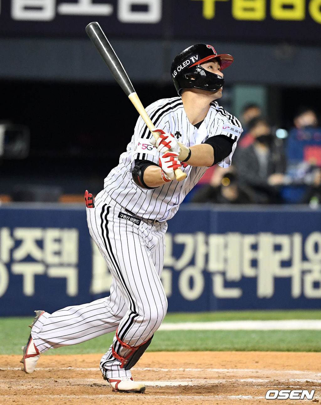 20일 LG 트윈스와 KIA 타이거즈의 경기 8회말 무사 1루에서 LG 홍창기가 우월 투런포를 날리고 있다. /jpnews@osen.co.kr