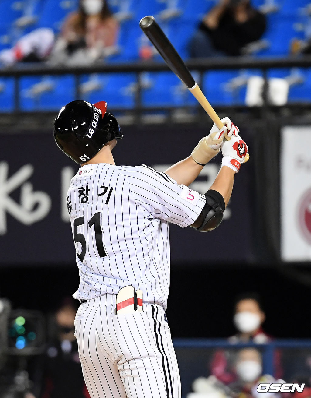 9일 오후 서울 잠실야구장에서 ‘2021 신한은행 SOL KBO리그’ LG 트윈스와 한화 이글스의 더블헤더 2차전 경기가 열렸다.8회말 2사 만루 LG 홍창기가 한화 정우람에게 삼진을 당한 뒤 배트를 던지며 항의하고 있다. /cej@osen.co.kr