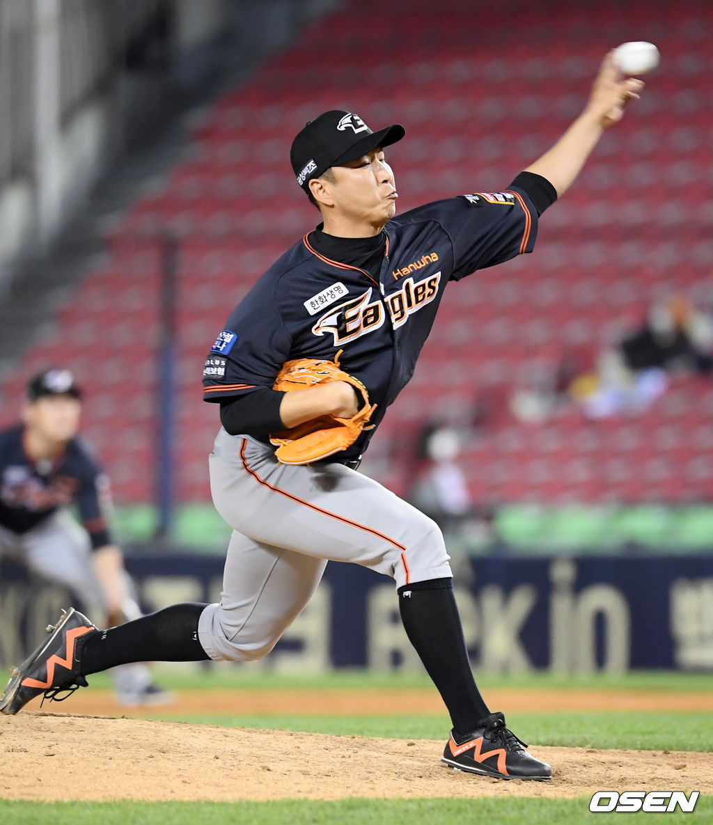 9일 오후 서울 잠실야구장에서 ‘2021 신한은행 SOL KBO리그’ LG 트윈스와 한화 이글스의 더블헤더 2차전 경기가 열렸다. 한화 정우람이 역투하고 있다. /cej@osen.co.kr