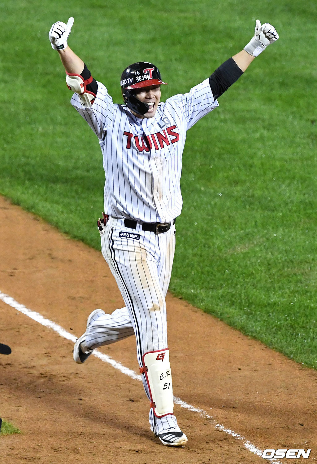 지난해 6월 30일 LG-KT와의 경기, LG 홍창기가 끝내기 솔로포를 날리고 홈으로 향하며 환호하고 있다. / dreamer@osen.co.kr