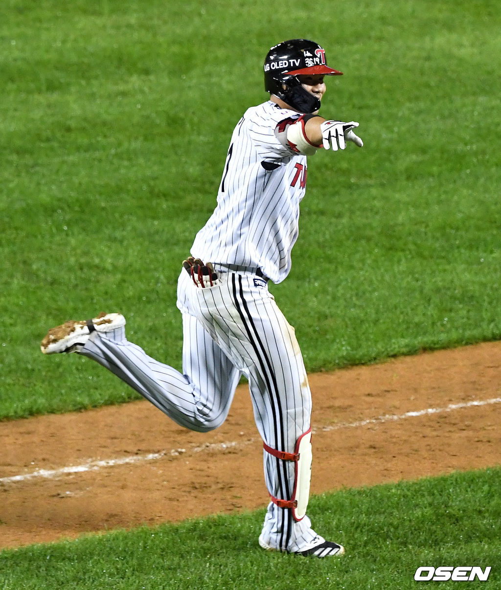 지난해 6월 30일 LG-KT와의 경기, LG 홍창기가 끝내기 솔로포를 날리고 홈으로 향하며 환호하고 있다. / dreamer@osen.co.kr