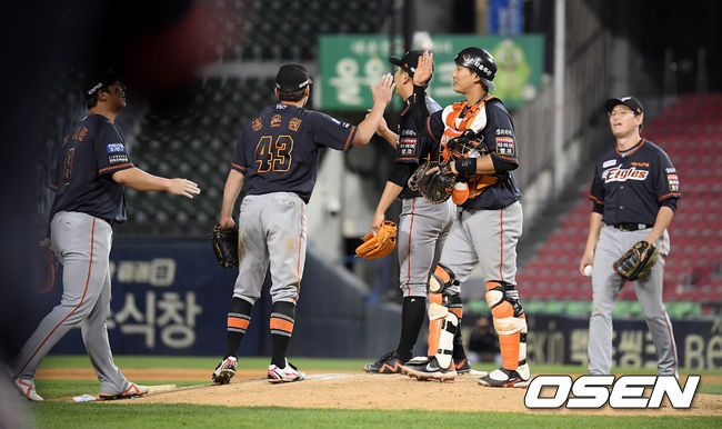 한화 이글스가 LG 트윈스의 시리즈 스윕과 5연승을 막았다.한화는 9일 서울 잠실구장에서 열린 ‘2021 신한은행 SOL KBO리그’ LG와의 더블헤더 2차전에서 5-4로 승리했다.경기 종료 후 한화 선수들이 승리를 기뻐하고 있다. /cej@osen.co.kr