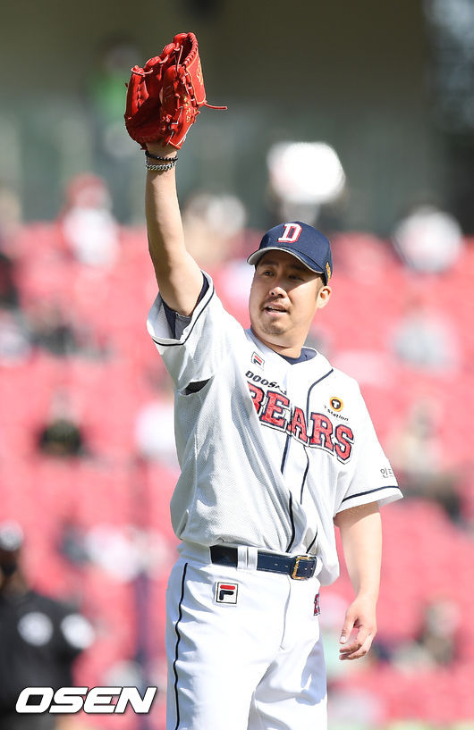 4회초 1사 주자 1루 두산 선발 유희관이 이흥련을 삼진으로 잡아낸 후 볼을 받고 있다./ rumi@osen.co.kr