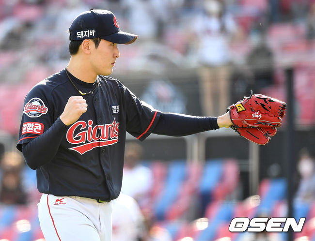 6회말 2사 1, 2루 상황 KT 김민혁을 내야 플라이로 이끌며 실점없이 이닝을 막아낸 롯테 투수 최준용이 기뻐하고 있다. / dreamer@osen.co.kr