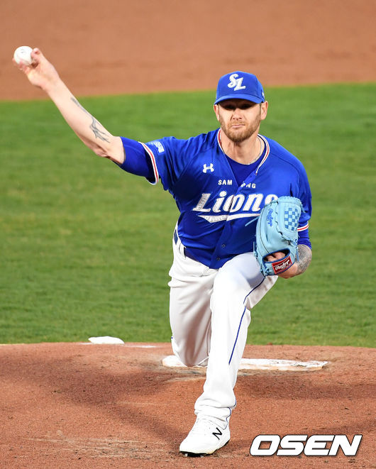 16일 오후 부산 사직야구장에서 ’2021 신한은행 SOL KBO 리그' 롯데 자이언츠와 삼성 라이온즈의 경기가 열렸다.1회말 무사에서 삼성 선발투수 라이블리가 역투하고 있다. /sunday@osen.co.kr