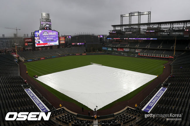 [사진]방수포가 덮힌 쿠어스 필드. ⓒGettyimages(무단전재 및 재배포 금지)