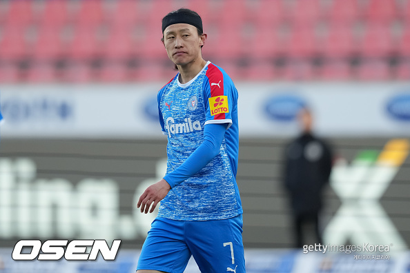 HEIDENHEIM, GERMANY - APRIL 06: Jae-sung Lee of Holstein Kiel reacts during the Second Bundesliga match between 1. FC Heidenheim 1846 and Holstein Kiel at Voith-Arena on April 06, 2021 in Heidenheim, Germany. (Photo by Christian Kaspar-Bartke/Getty Images)