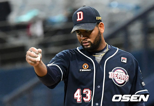 3회말 2사 2루에서 두산 알칸타라가 호수비를 펼친 김재호에게 고마움을 표하고 있다. /sunday@osen.co.kr