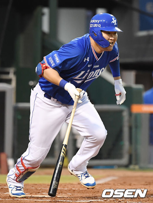 6일 오후 대전 한화생명이글스파크에서 '2021 신한은행 SOL KBO리그' 한화 이글스와 삼성 라이온즈의 경기가 열렸다.3회초 2사 1루 삼성 오재일이 유격수 땅볼을 때리고 있다. /youngrae@osen.co.kr