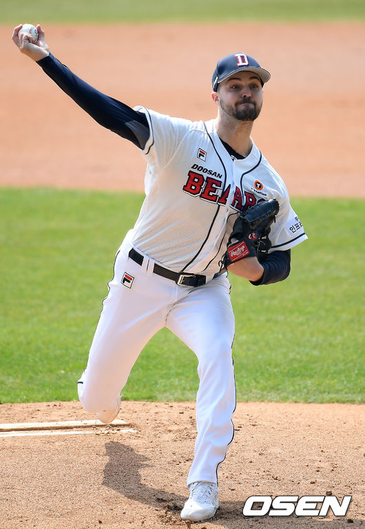 두산 선발 로켓이 마운드 위에서 힘차게 공을 뿌리고 있다. /rumi@osen.co.kr