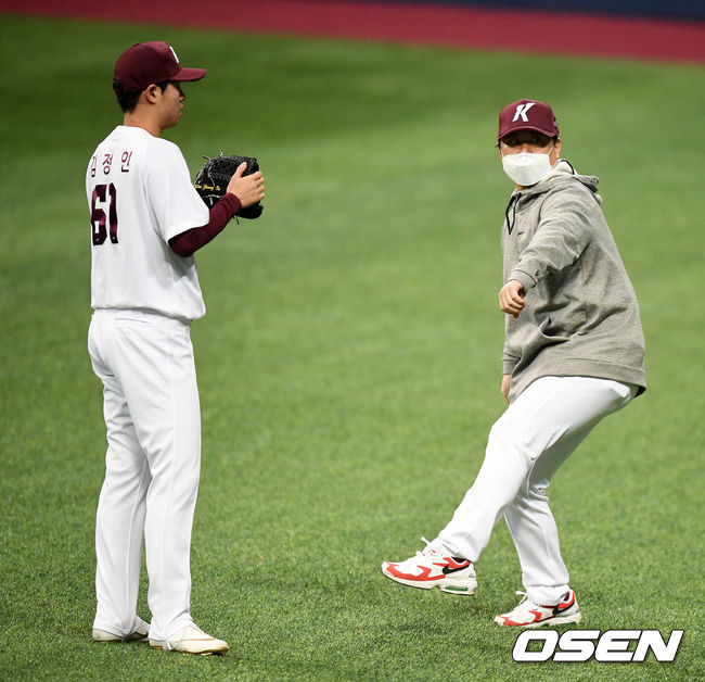 송신영 코치가 김정인의 자세를 잡아 주고 있다. /jpenws@osen.co.kr