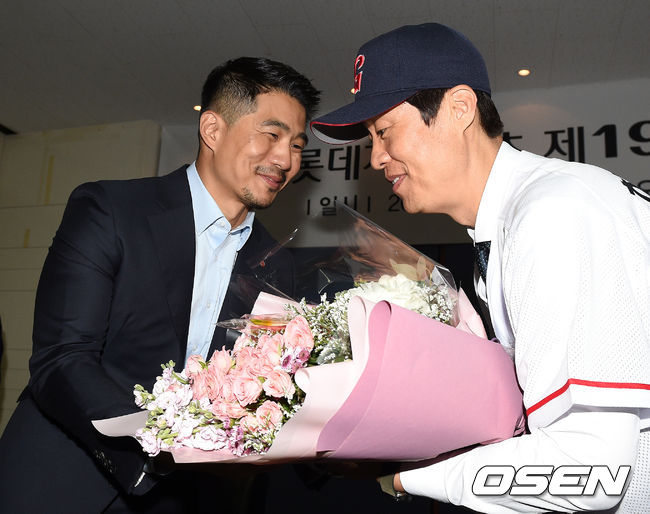 1일 오전 부산 사직야구장에서 프로야구 롯데 자이언츠 허문회 신임 감독 취임식이 열렸다.롯데 허문회 감독이 성민규 단장으로부터 꽃다발을 받고 있다. /sunday@osen.co.kr