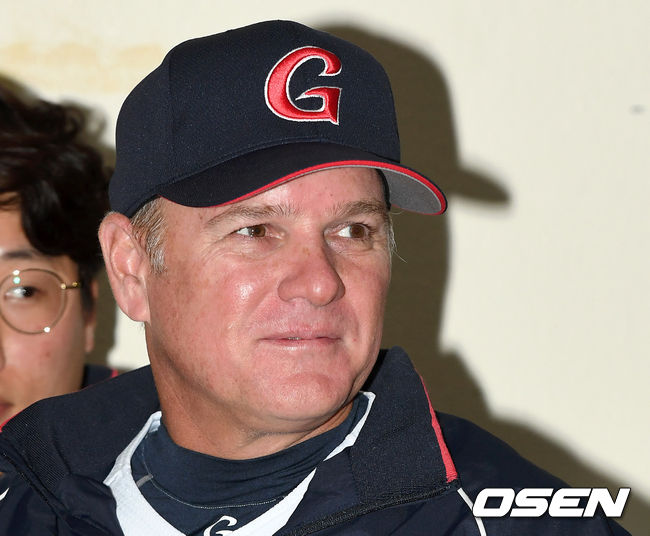 1일 오전 부산 사직야구장에서 프로야구 롯데 자이언츠 허문회 신임 감독 취임식이 열렸다.롯데 서튼 2군 감독이 선수들과 이야기를 나누고 있다. /sunday@osen.co.kr