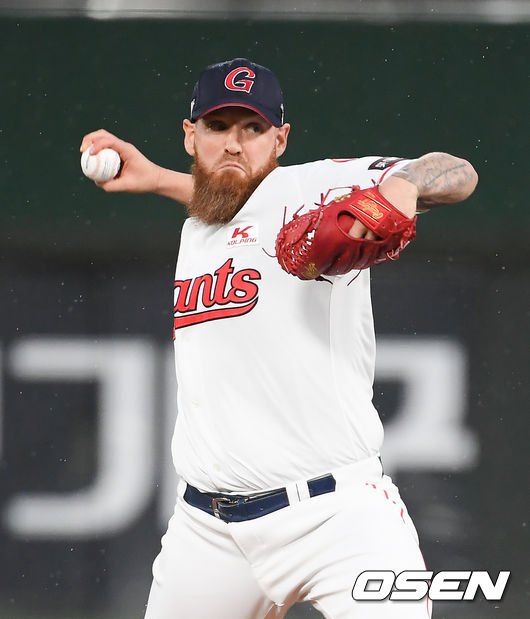 22일 오후 부산사직구장에서 '2021 신한은행 SOL KBO 리그' 롯데 자이언츠와 두산 베어스의 경기가 진행됐다.1회초 롯데 선발투수 스트레일리가 역투하고 있다. / soul1014@osen.co.kr