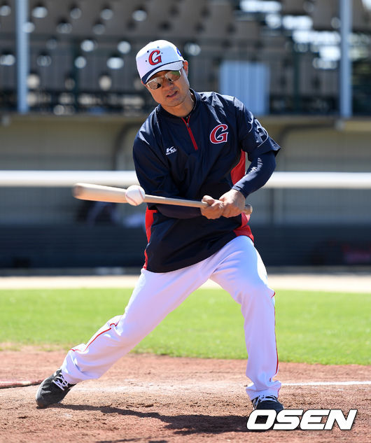 롯데 박종호 수석 코치가 펑고를 치고 있다. /sunday@osen.co.kr