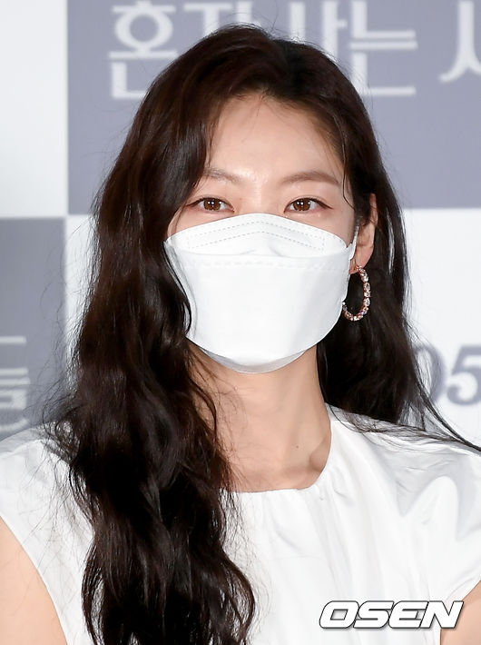 11일 오후 서울 광진구 자양동 롯데시네마 건대입구에서 영화 ‘혼자 사는 사람들’의 언론배급 시사회가 진행됐다.  영화 ‘혼자 사는 사람들’은 다양한 세대의 1인 가구의 삶을 심도 있게 다룬 영화다. 저마다의 외로움을 간직한 평범한 사람들의 이야기를 담은 영화로, 5 가구 중 2 가구가 ‘1인 가구’인 2021년의 다양한 1인 가구의 삶을 따듯한 시선으로 세밀하게 묘사해 공감을 불러일으키는 작품이다.  배우 공승연이 취재진의 질문에 대답하고 있다./ksl0919@osen.co.kr