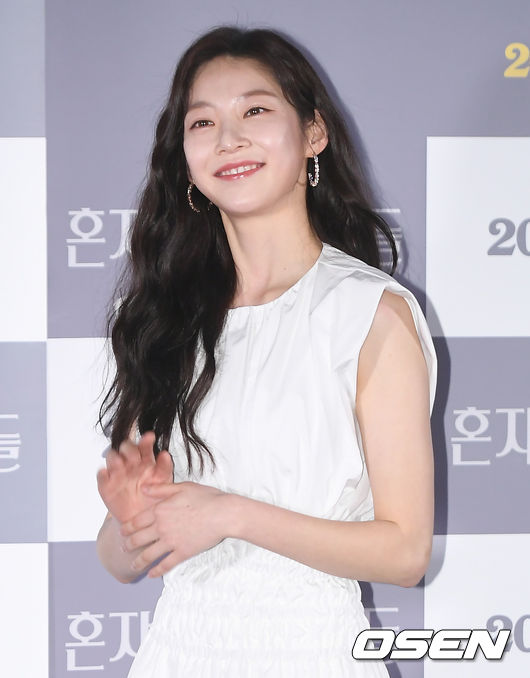 11일 오후 서울 광진구 자양동 롯데시네마 건대입구에서 영화 ‘혼자 사는 사람들’의 언론배급 시사회가 진행됐다. 영화 ‘혼자 사는 사람들’은 다양한 세대의 1인 가구의 삶을 심도 있게 다룬 영화다. 저마다의 외로움을 간직한 평범한 사람들의 이야기를 담은 영화로, 5 가구 중 2 가구가 ‘1인 가구’인 2021년의 다양한 1인 가구의 삶을 따듯한 시선으로 세밀하게 묘사해 공감을 불러일으키는 작품이다. 배우 공승연이 취재진을 향해 포즈를 취하고 있다./ksl0919@osen.co.kr