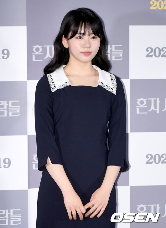 11일 오후 서울 광진구 자양동 롯데시네마 건대입구에서 영화 ‘혼자 사는 사람들’의 언론배급 시사회가 진행됐다. 영화 ‘혼자 사는 사람들’은 다양한 세대의 1인 가구의 삶을 심도 있게 다룬 영화다. 저마다의 외로움을 간직한 평범한 사람들의 이야기를 담은 영화로, 5 가구 중 2 가구가 ‘1인 가구’인 2021년의 다양한 1인 가구의 삶을 따듯한 시선으로 세밀하게 묘사해 공감을 불러일으키는 작품이다. 배우 정다은이 취재진을 향해 포즈를 취하고 있다./ksl0919@osen.co.kr