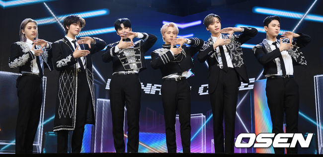 11일 오후 서울 광진구 예스24 라이브홀에서 그룹 원어스(ONEUS)의 다섯 번째 미니앨범 '바이너리 코드(BINARY CODE)' 발매 기념 쇼케이스가 열렸다.  ‘바이너리 코드’에는 타이틀곡 ‘BLACK MIRROR(블랙 미러)’를 비롯해 ‘Connect with US(커넥트 위드 어스)’, ‘물과 기름 (Polarity)’, ‘Happy Birthday(해피 벌스데이)’, ‘발키리 (Valkyrie)’의 록 버전 등 총 5개의 트랙이 담겨있다.원어스가 포토타임 중 포즈를 취하고 있다. /cej@osen.co.kr