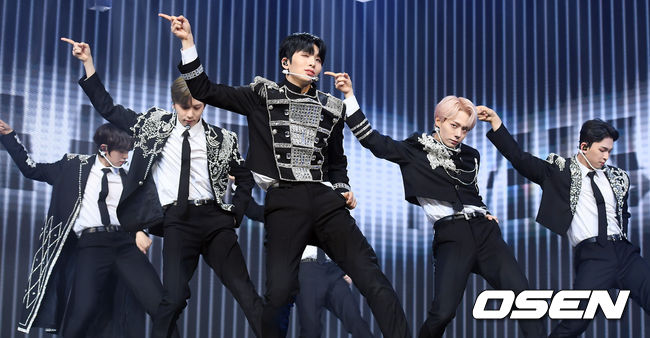 11일 오후 서울 광진구 예스24 라이브홀에서 그룹 원어스(ONEUS)의 다섯 번째 미니앨범 '바이너리 코드(BINARY CODE)' 발매 기념 쇼케이스가 열렸다. ‘바이너리 코드’에는 타이틀곡 ‘BLACK MIRROR(블랙 미러)’를 비롯해 ‘Connect with US(커넥트 위드 어스)’, ‘물과 기름 (Polarity)’, ‘Happy Birthday(해피 벌스데이)’, ‘발키리 (Valkyrie)’의 록 버전 등 총 5개의 트랙이 담겨있다.원어스 서호가 멋진 무대를 선보이고 있다. /cej@osen.co.kr