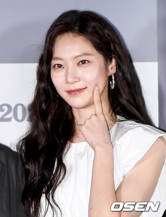 11일 오후 서울 광진구 자양동 롯데시네마 건대입구에서 영화 ‘혼자 사는 사람들’의 언론배급 시사회가 진행됐다.  영화 ‘혼자 사는 사람들’은 다양한 세대의 1인 가구의 삶을 심도 있게 다룬 영화다. 저마다의 외로움을 간직한 평범한 사람들의 이야기를 담은 영화로, 5 가구 중 2 가구가 ‘1인 가구’인 2021년의 다양한 1인 가구의 삶을 따듯한 시선으로 세밀하게 묘사해 공감을 불러일으키는 작품이다.  배우 공승연이 취재진을 향해 포즈를 취하고 있다./ksl0919@osen.co.kr