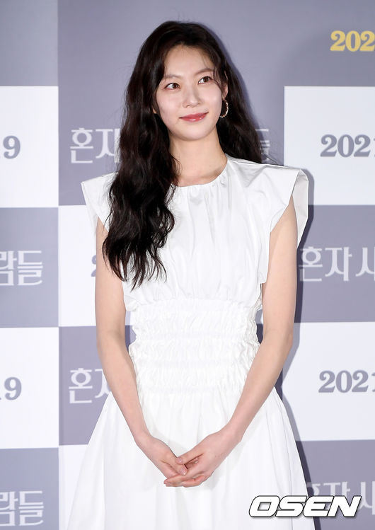 11일 오후 서울 광진구 자양동 롯데시네마 건대입구에서 영화 ‘혼자 사는 사람들’의 언론배급 시사회가 진행됐다. 영화 ‘혼자 사는 사람들’은 다양한 세대의 1인 가구의 삶을 심도 있게 다룬 영화다. 저마다의 외로움을 간직한 평범한 사람들의 이야기를 담은 영화로, 5 가구 중 2 가구가 ‘1인 가구’인 2021년의 다양한 1인 가구의 삶을 따듯한 시선으로 세밀하게 묘사해 공감을 불러일으키는 작품이다. 배우 공승연이 취재진을 향해 포즈를 취하고 있다./ksl0919@osen.co.kr