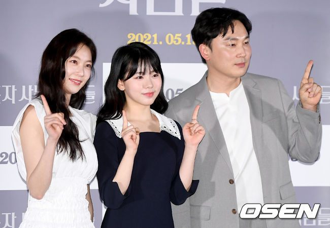 11일 오후 서울 광진구 자양동 롯데시네마 건대입구에서 영화 ‘혼자 사는 사람들’의 언론배급 시사회가 진행됐다. 영화 ‘혼자 사는 사람들’은 다양한 세대의 1인 가구의 삶을 심도 있게 다룬 영화다. 저마다의 외로움을 간직한 평범한 사람들의 이야기를 담은 영화로, 5 가구 중 2 가구가 ‘1인 가구’인 2021년의 다양한 1인 가구의 삶을 따듯한 시선으로 세밀하게 묘사해 공감을 불러일으키는 작품이다. 배우 공승연, 정다은, 서현우가 취재진을 향해 포즈를 취하고 있다./ksl0919@osen.co.kr