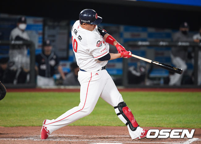 21일 오후 부산사직구장에서 '2021 신한은행 SOL KBO 리그' 롯데 자이언츠와 두산 베어스의 경기가 진행됐다.6회말 1사 1,2루 롯데 이대호가 역전 3점 홈런을 날리고 있다. / soul1014@osen.co.kr
