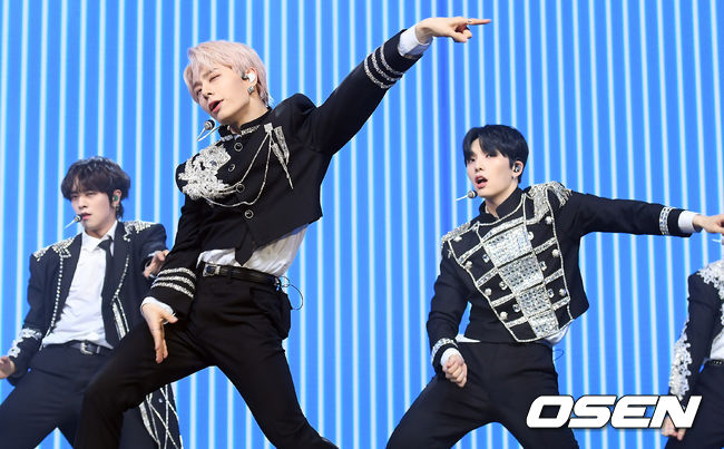 11일 오후 서울 광진구 예스24 라이브홀에서 그룹 원어스(ONEUS)의 다섯 번째 미니앨범 '바이너리 코드(BINARY CODE)' 발매 기념 쇼케이스가 열렸다. ‘바이너리 코드’에는 타이틀곡 ‘BLACK MIRROR(블랙 미러)’를 비롯해 ‘Connect with US(커넥트 위드 어스)’, ‘물과 기름 (Polarity)’, ‘Happy Birthday(해피 벌스데이)’, ‘발키리 (Valkyrie)’의 록 버전 등 총 5개의 트랙이 담겨있다.원어스 환웅이 멋진 무대를 선보이고 있다. /cej@osen.co.kr