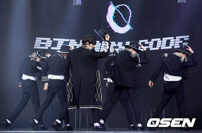 11일 오후 서울 광진구 예스24 라이브홀에서 그룹 원어스(ONEUS)의 다섯 번째 미니앨범 '바이너리 코드(BINARY CODE)' 발매 기념 쇼케이스가 열렸다. ‘바이너리 코드’에는 타이틀곡 ‘BLACK MIRROR(블랙 미러)’를 비롯해 ‘Connect with US(커넥트 위드 어스)’, ‘물과 기름 (Polarity)’, ‘Happy Birthday(해피 벌스데이)’, ‘발키리 (Valkyrie)’의 록 버전 등 총 5개의 트랙이 담겨있다.원어스가 멋진 무대를 선보이고 있다. /cej@osen.co.kr
