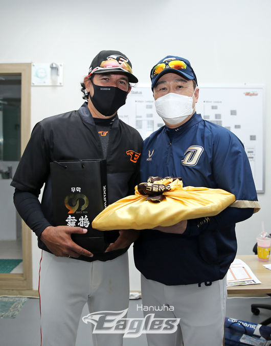 [사진] 수베로 감독(왼쪽), 이동욱 감독 /한화 이글스 제공