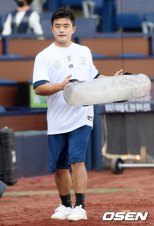 NC 강진성이 그라운드 위에서 워터 백으로 훈련을 하고 있다./rumi@osen.co.kr