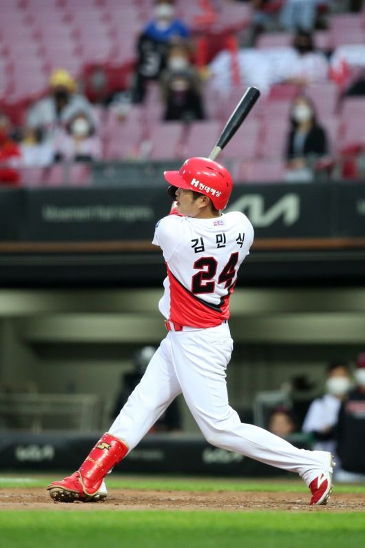 KIA 김민식이 11일 LG와의 광주경기 2회말 선제 우월 3점 홈런을 날리고 있다./KIA 타이거즈 제공.