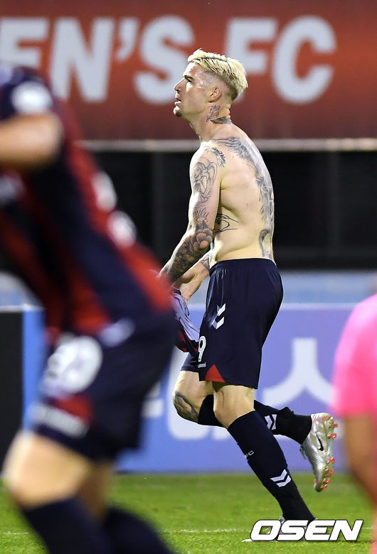 수원FC가 11일 오후 수원종합운동장에서 열린 ‘하나원큐 K리그1 2021’ 15라운드 광주와의 경기에서 라스의 역전골과 함께 2-1 승리를 거뒀다.후반 수원FC 라스가 역전골을 성공시킨 후 기뻐하고 있다. /cej@osen.co.kr