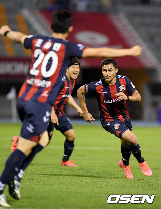 후반 수원FC 무릴로가 동점골을 성공시킨 뒤 기뻐하고 있다. /cej@osen.co.kr