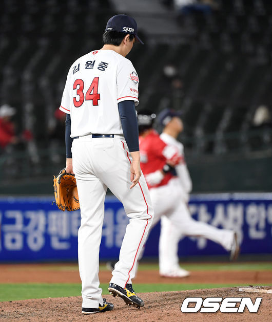 8회초 무사 1,2루에서 롯데 김원중이 SSG 최정에게 좌중월 스리런 홈런을 허용하고 아쉬워하고 있다. /sunday@osen.co.kr