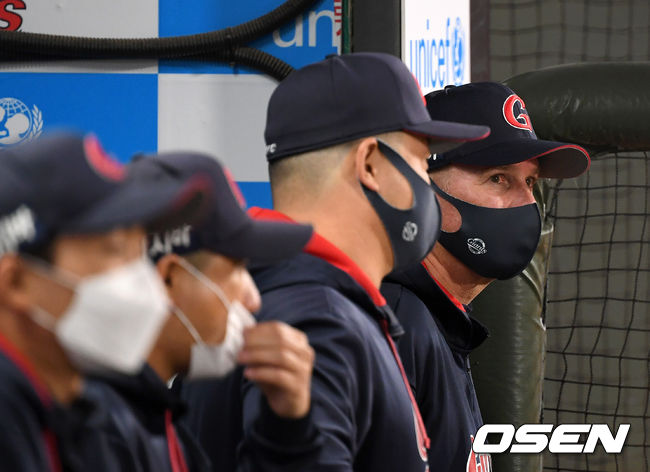 11일 오후 부산 사직야구장에서 ’2021 신한은행 SOL KBO 리그' 롯데 자이언츠와 SSG 랜더스의 경기가 열렸다.롯데 서튼 감독이 최현 코치와 이야기를 나누고 있다. /sunday@osen.co.kr