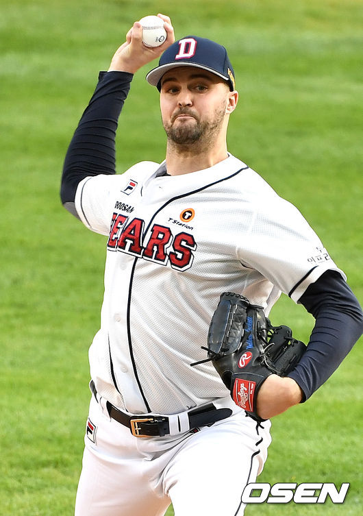 11일 오후 서울 잠실야구장에서 ‘2021 신한은행 SOL KBO리그’ 두산 베어스와 키움 히어로즈의 경기가 열렸다.두산 선발 로켓이 힘차게 공을 뿌리고 있다. / dreamer@osen.co.kr