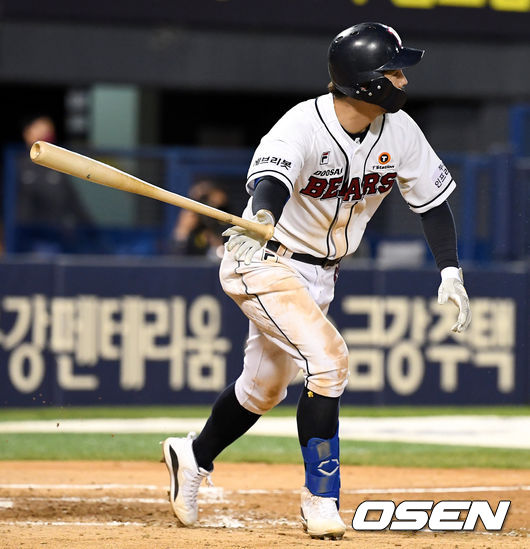5회말 무사 선두타자로 나선 두산 오재원이 안타를 날리고 있다.  / dreamer@osen.co.kr