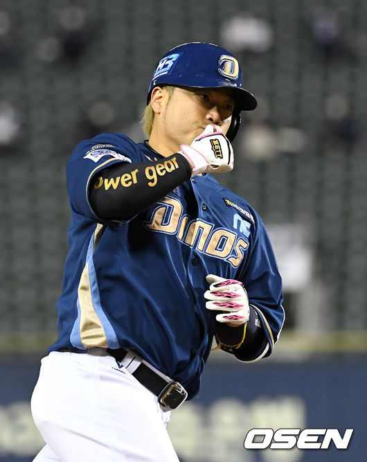 23일 오후 서울 잠실야구장에서 ’2021 신한은행 SOL KBO 리그' 두산 베어스와 NC 다이노스의 경기가 열렸다.9회초 1사에서 NC 박석민이 좌월 솔로 홈런을 치고 그라운드를 돌고 있다. /sunday@osen.co.kr